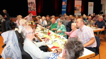 Der Seniorenbeirat der Stadt Rhede, der Caritasverband Bocholt sowie die beiden Seniorenzentren Azurit und Haus St. Hildegard freuten sich über ein volles Haus anlässlich der Tanzveranstaltung im Rheder-Ei zum Welt-Alzheimertag 2024.